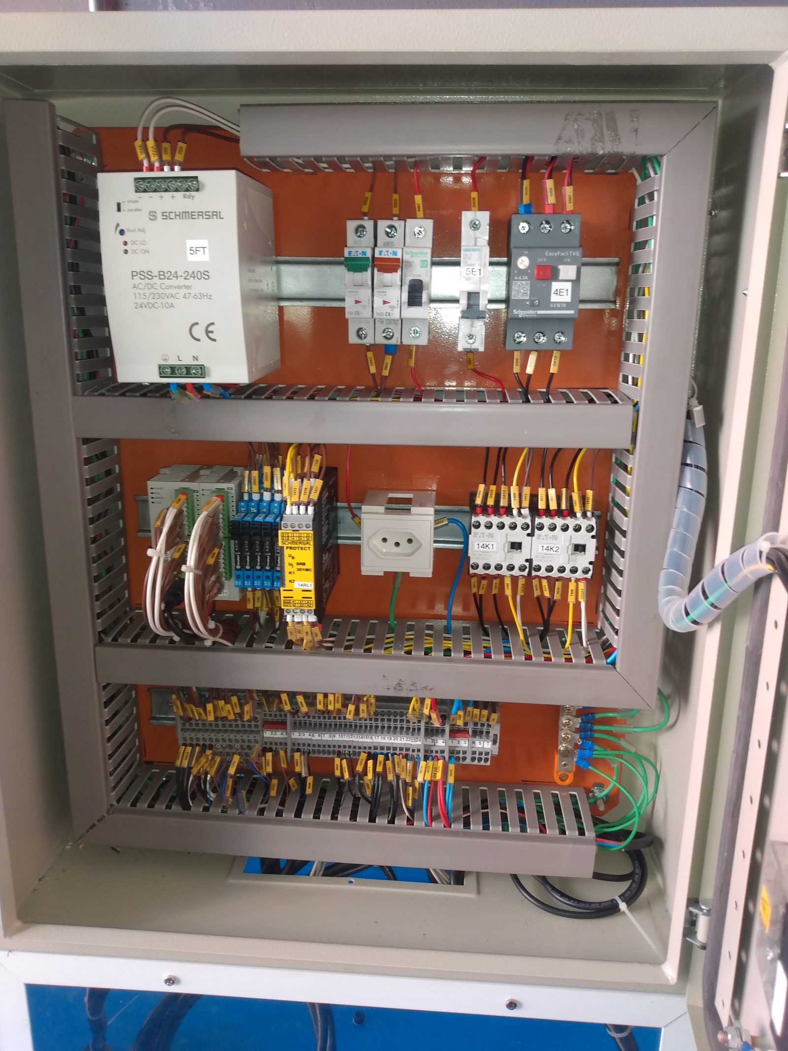 Automação Elétrica Industrial · Painel com relé de segurança